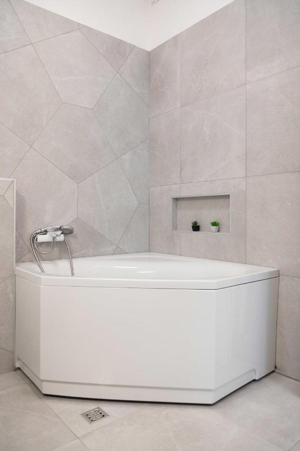 شقة Design Triplex In The City Center With A Balcony زغرب المظهر الخارجي الصورة